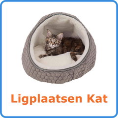 Kat liggend in een grijze, gewatteerde kattenmand met een zachte, witte binnenvoering.