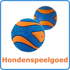 Twee blauw-oranje Chuckit! speelballen voor honden.