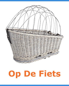 Rieten fietsmand voor honden met een metalen koepel voor extra veiligheid.