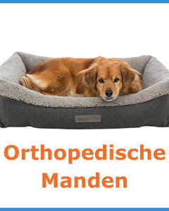 Bruine hond liggend in een orthopedische hondenmand met grijze bekleding en zachte, pluche binnenkant.