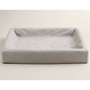 Een Bia Bed hondenmand met een beige Skanör hoes.