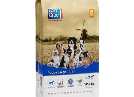 Een zak CaroCroc - Puppy Large 25/17 hondenvoer met een puppy erop. Deze brokken zijn speciaal samengesteld voor de groei en hebben een energiegehalte dat puppy's stimuleert