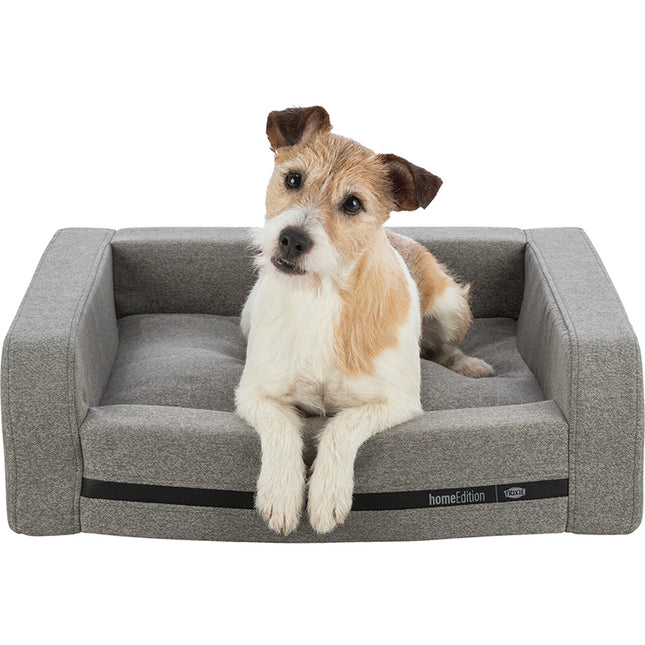 Een hond rustend op een comfortabele en vormvaste Trixie Hondensofa CityStyle gemaakt van duurzaam geweven stof.
