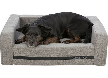 Een zwarte hond die ligt te relaxen in een grijze hondenmand CityStyle. 