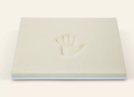 Een afbeelding van een hand in het schuim van het matras gedrukt wat het comfort en de  kwaliteit van het schuim benadrukt.