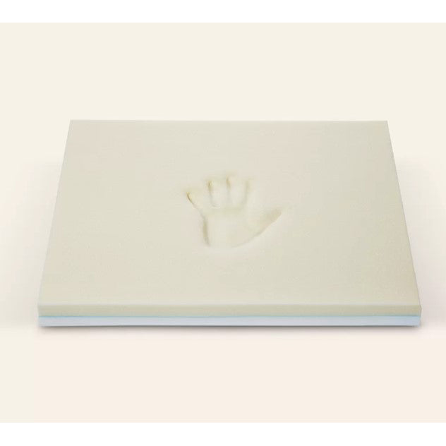 Een afbeelding van een hand in het schuim van het matras gedrukt wat het comfort en de  kwaliteit van het schuim benadrukt.