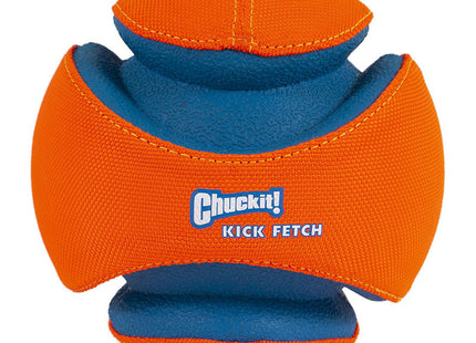 Een levendige oranje en blauwe Chuckit! - Kick Fetch-bal met het woord chuppa, perfect voor het spelen van spelletjes in het water.