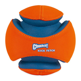 Een levendige oranje en blauwe Chuckit! - Kick Fetch-bal met het woord chuppa, perfect voor het spelen van spelletjes in het water.