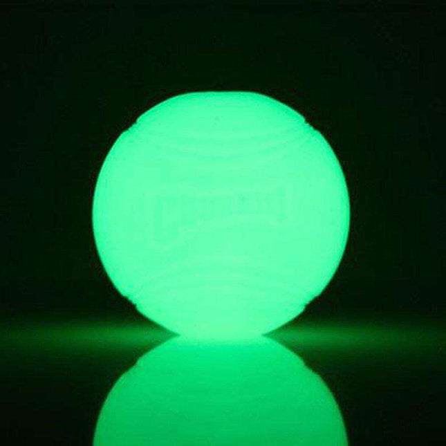 Een Chuckit! - Max Glow Ball op een zwarte achtergrond straalt een groene gloed uit.