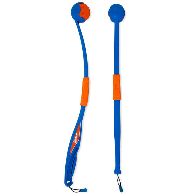 Een paar blauwe en oranje oortelefoons op een witte achtergrond, geschikt voor gebruik met de Chuckit! - Ophaal- en vouwwerper Werpstok.