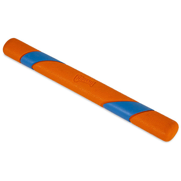 Een oranje en blauwe Chuckit! - Ultra Fetch Stick met een blauwe streep, ideaal honden speelgoed als veilig alternatief.