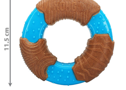 Een hondenspeeltje met een Kong - CoreStrength Bamboe Ring in blauw en bruin, wat zorgt voor langdurig speelplezier.