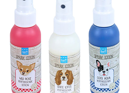 Drie flessen Lief! - Spray Lotion - 100 ml, een hondenverzorgingsspray die geuren neutraliseert en honden fris laat ruiken, op een witte achtergrond.