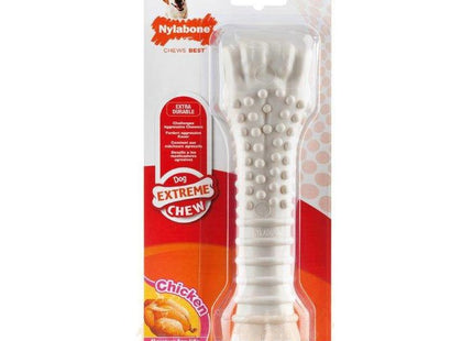 Een witte Nylabone Power Chew Chicken Flavour hondenbot in een verpakking.