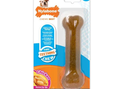 Een Nylabone - Puppy Chew Kipsmaak, die langdurig kauwgenoegen levert, in de verpakking.