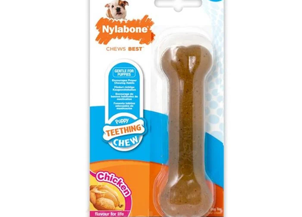 Een kleine Nylabone - Puppy Chew Kipsmaak in een verpakking met langdurig kauwgenoegen.