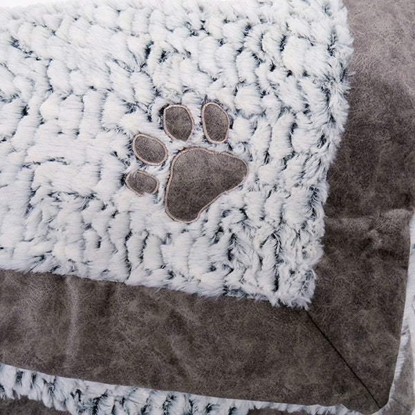 Een luxe Rosewood - Luxe Fleece Hondendeken deken met een pootafdruk erop, perfect voor hondencomfort.
