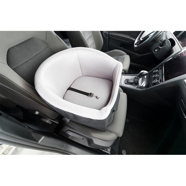 Een Trixie - Autostoel die veilig op de achterbank van een auto wordt geplaatst, waardoor maximale veiligheid voor de kostbare lading wordt gegarandeerd.