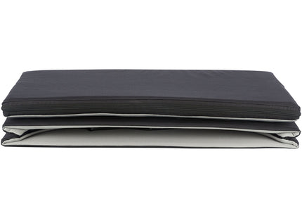 Een stapel zwart-witte kussens op een witte achtergrond, die comfort en stijl biedt in elke Trixie - Autostoel Dubbel-setting.