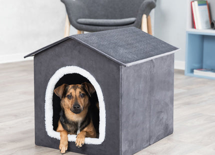 Een Trixie - Schuilplaats Livia hondenhok met daarin een comfortabel kattenhuis.