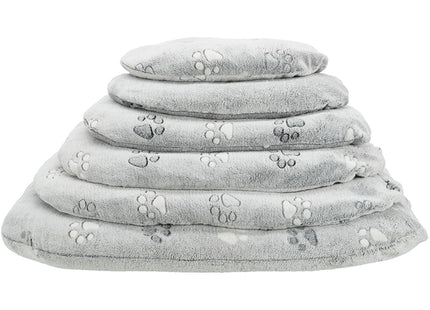 Een comfortabele stapel grijze kussens met pootafdrukken erop voor Trixie - Hondenkussen Nando.