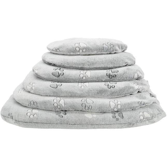 Een comfortabele stapel grijze kussens met pootafdrukken erop voor Trixie - Hondenkussen Nando.