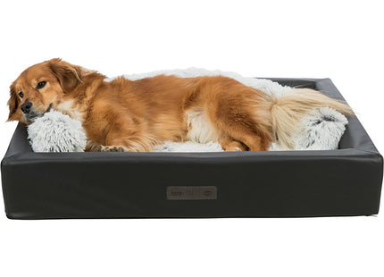 Een Trixie - Ligmat Harvey liggend in een comfortabel hondenbed.