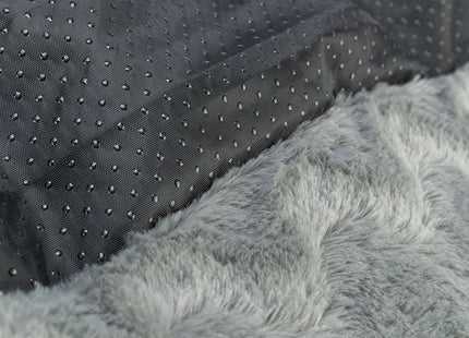 Een close up van de Trixie - Vital Hondenmand Loki, een grijze deken met zwarte stippen, gemaakt van gerecycled materiaal.