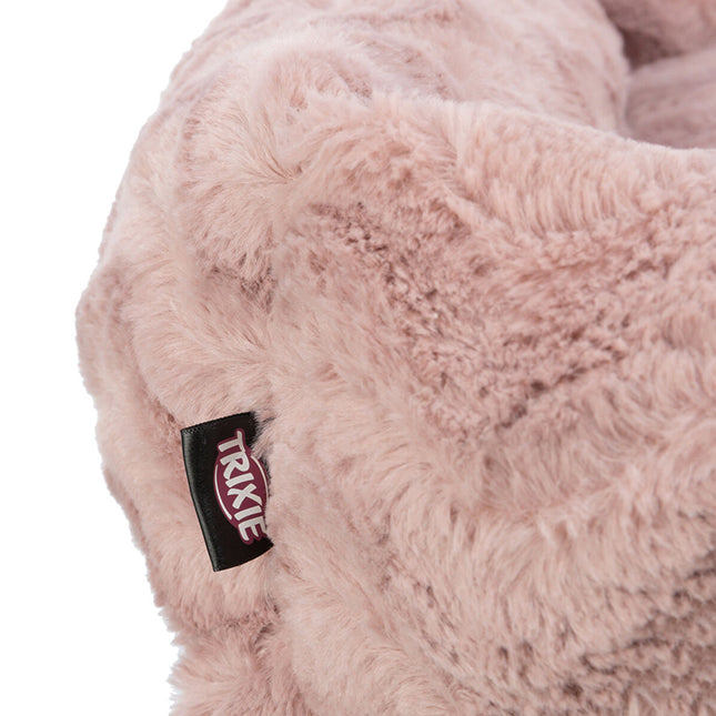 Close-up van een roze trixie hondenmand Loki met een zwarte label voorzien van de tekst TRIXIE.