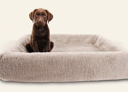 Een bruine hond zittend in een Bia Bed - Fleece Overtrek.