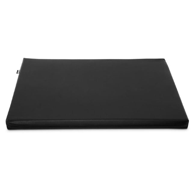 Een comfortabel Bia Bed - Originele Matras zwart lederen mat op een witte achtergrond van uitstekende kwaliteit.