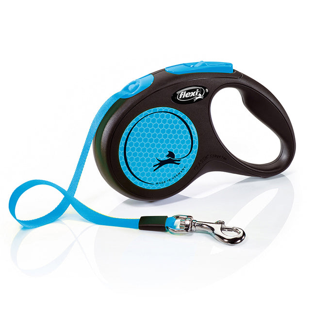 Een blauw en zwarte Flexi - Rollijn New neon M - Tape Leash oprolbare hondenriem.