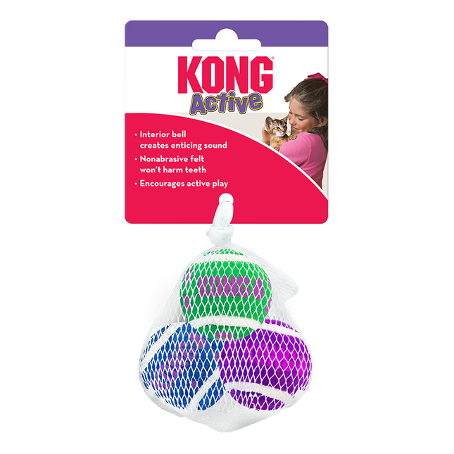 Kong - Active Tennisballen met Belletjes - pakje van 3. Dit kattenspeelgoed is ontworpen om je harige vriend actief en vermaakt te houden. Elk speeltje bevat de populaire Kong - Active Tennisballen met Belletjes.
