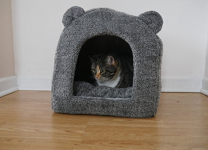 Een kat ligt in een Rozenhout - Kattenmand Teddybeer.
