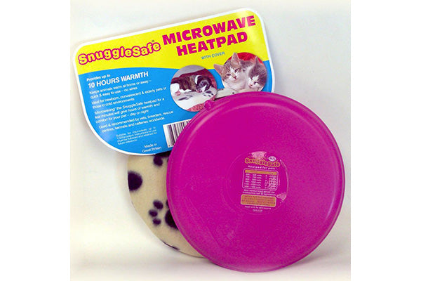 Een roze frisbee met pootafdruk erop, perfect om je harige vriend warm en gezellig te houden met de Snugglesafe - Warmteschijf Hond / Kat ø 21 cm.