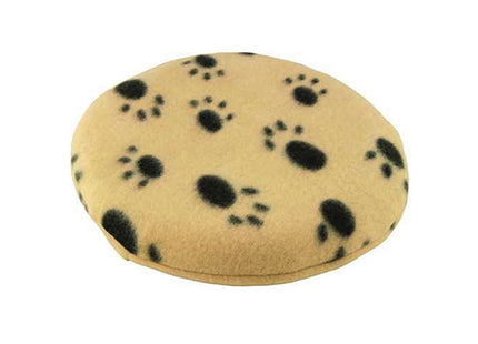 Een rond kussen met zwart-witte pootafdrukken erop, perfect om mee te knuffelen en warmte te geven met de Snugglesafe - Warmteschijf Hond / Kat ø 21 cm.