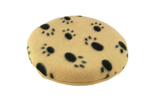 Een rond kussen met zwart-witte pootafdrukken erop, perfect om mee te knuffelen en warmte te geven met de Snugglesafe - Warmteschijf Hond / Kat ø 21 cm.