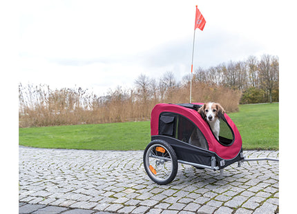 Een Trixie - Hondenfietskar zit in een rode fietskar met ventilatie.