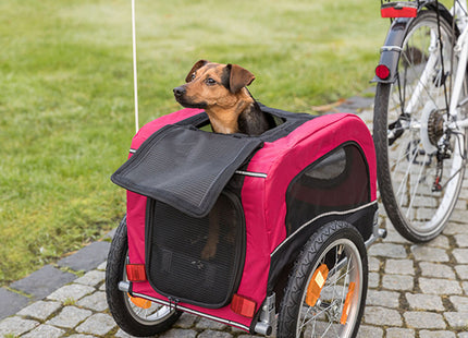 Een hond in een Trixie - Hondenfietskar met ventilatie.