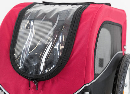 Een rood-zwarte Trixie - Hondenfietskar met een raampje voor ventilatie.