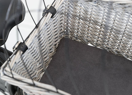 Een close-up van een Trixie - Fietsmand Bagagedrager rieten mand op een fiets.