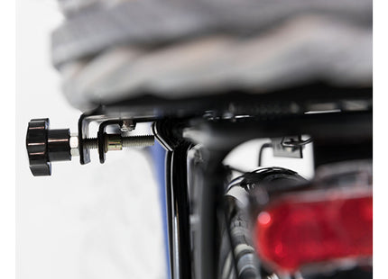 Een close-up van het stuur van een fiets met daaraan een Trixie - Fietsmand Bagagedrager.