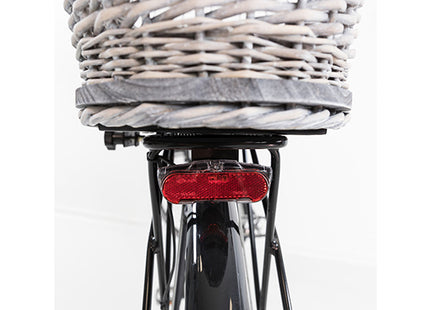 Een Trixie - Fietsmand Bagagedrager fiets met rieten mand achterop, perfect voor Fietstochten.