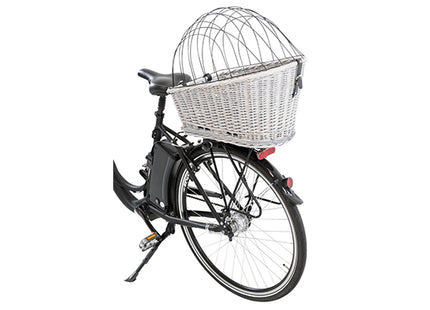 Een fiets met achterop een Trixie - Fietsmand Bagagedrager rieten mand.