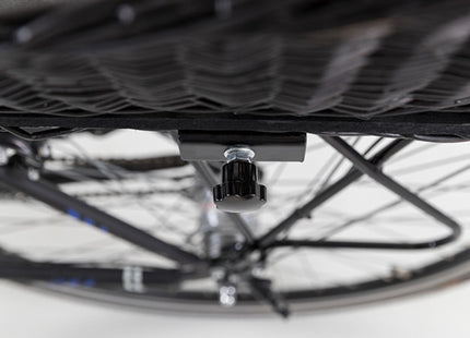 Een close-up van het stuur van een fiets met daaraan een Trixie - Fietsmand Bagagedrager.