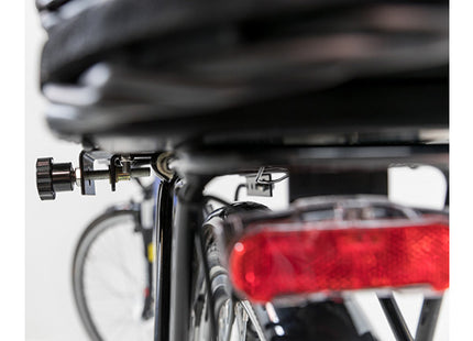 Een close-up van een fiets met een Trixie - Fietsmand Bagagedrager aan de bagagedrager.