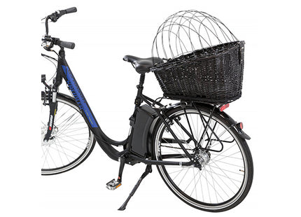 Een zwarte fiets met daaraan een Trixie - Fietsmand Bagagedrager.