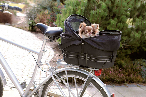 Beschrijving: Een hond veilig vervoerd in een Trixie - Fietsmand Achterop.