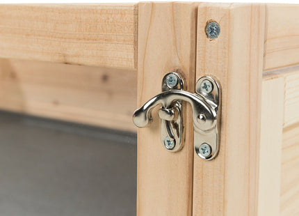 Een close-up van een houten kast met metalen handvat geschikt voor het Trixie - Indoor Knaagdierverblijf of cavia's.