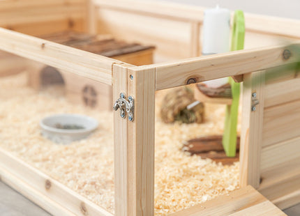 De Trixie - Indoor Knaagdierverblijf is een houten hamsterkooi ontworpen voor cavia's. Het biedt een gezellige en veilige ruimte voor uw hamster om te leven.